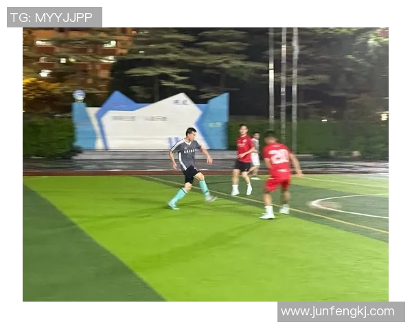 真实记录足球明星赛场出汗瞬间的动人照片分享