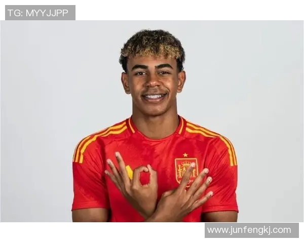 足球明星儿子最新近照曝光引发网友热议颜值与运动天赋兼备 足球明星儿子最新近照曝光引发网友热议颜值与运动天赋兼备